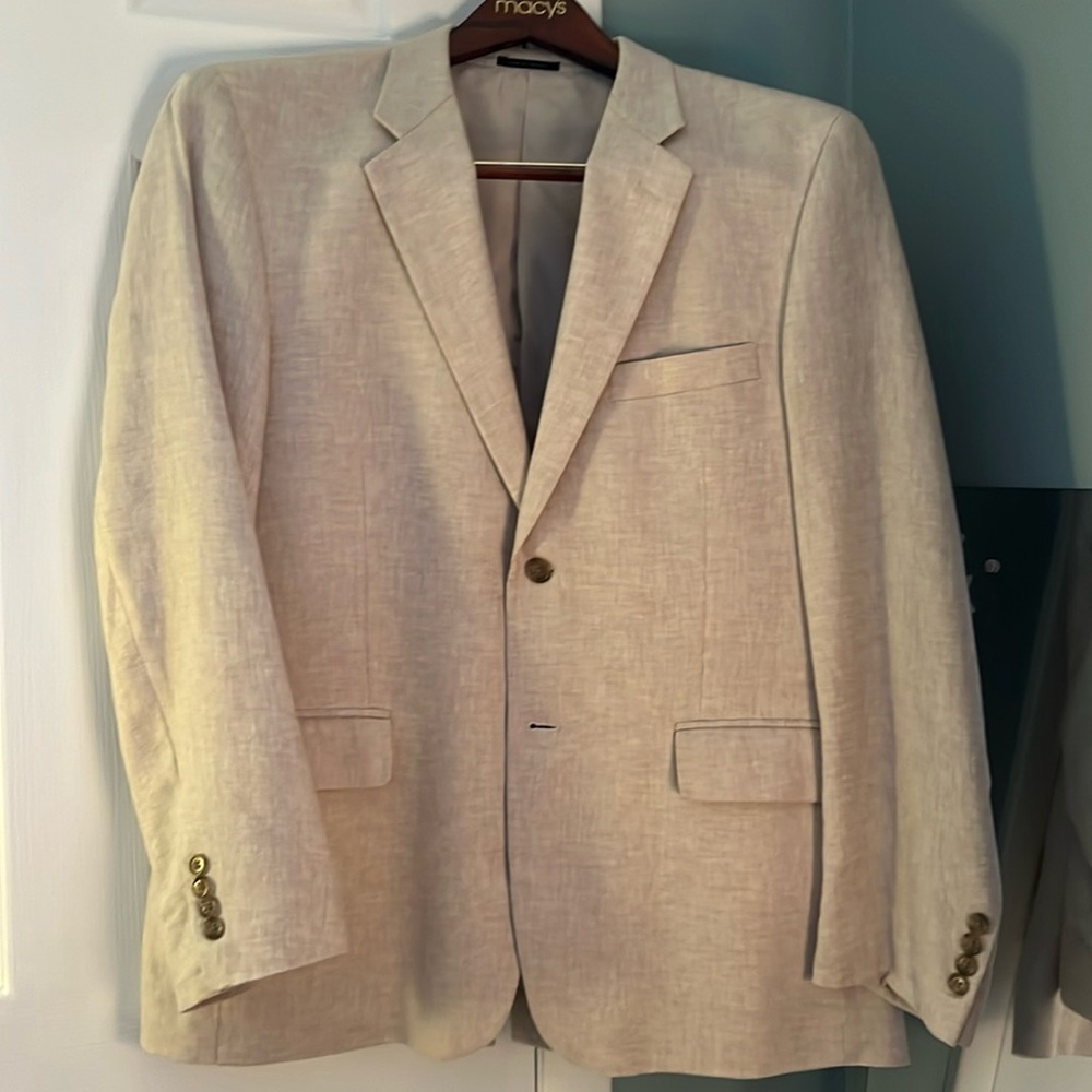 Men’s tan suit jacket